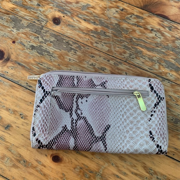 Women’s large Joan River’s snakeskin patterned bag - Picture 11 of 14